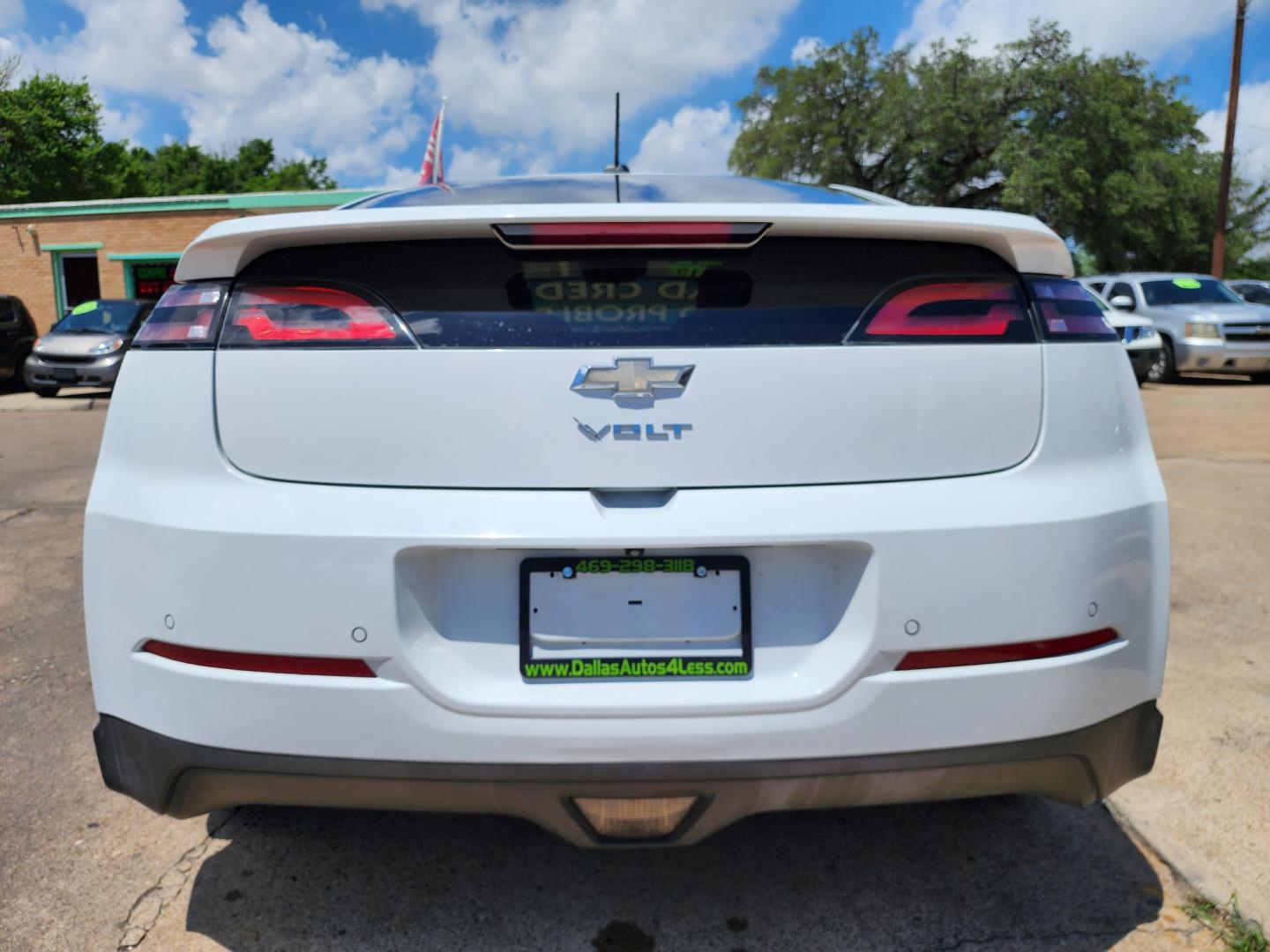 2015 WHITE Chevrolet Volt (1G1RA6E45FU) with an ELECTRIC engine, Continuously Variable Transmission transmission, located at 2660 S.Garland Avenue, Garland, TX, 75041, (469) 298-3118, 32.885387, -96.656776 - Welcome to DallasAutos4Less, one of the Premier BUY HERE PAY HERE Dealers in the North Dallas Area. We specialize in financing to people with NO CREDIT or BAD CREDIT. We need proof of income, proof of residence, and a ID. Come buy your new car from us today!! This is a very well cared for 2015 Ch - Photo#4